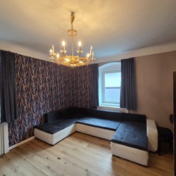 Tapezierarbeiten Wohnzimmer mit neuem Boden und neuem Look