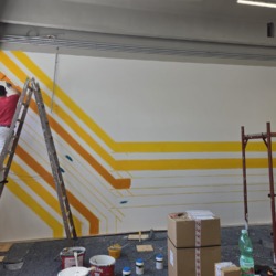 Lagerhalle wurde mit selbst gestaltetem Design gestrichen