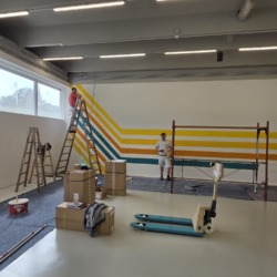 Lagerhalle wurde mit selbst gestaltetem Design gestrichen