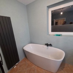 Neues Badezimmer, inkl. Tisch und neuen Wänden und Decke