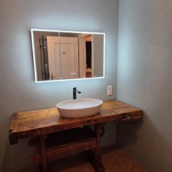 Neues Badezimmer, inkl. Tisch und neuen Wänden und Decke