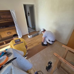 Bei diesem Projekt wurde ein neuer Parkettboden fachgerecht verlegt. Durch sorgfältige Vorbereitung des Untergrunds und präzise Verlegearbeit entsteht eine langlebige und optisch ansprechende Bodenfläche. Parkett sorgt für eine natürliche, warme Atmosphäre im Raum und überzeugt gleichzeitig durch seine Robustheit und Wertigkeit.
Mit sauberer Handwerksarbeit und Liebe zum Detail entsteht ein Boden, der viele Jahre Freude bereitet.