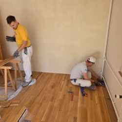 Bei diesem Projekt wurde ein neuer Parkettboden fachgerecht verlegt. Durch sorgfältige Vorbereitung des Untergrunds und präzise Verlegearbeit entsteht eine langlebige und optisch ansprechende Bodenfläche. Parkett sorgt für eine natürliche, warme Atmosphäre im Raum und überzeugt gleichzeitig durch seine Robustheit und Wertigkeit.
Mit sauberer Handwerksarbeit und Liebe zum Detail entsteht ein Boden, der viele Jahre Freude bereitet.