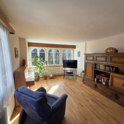 Bei diesem Projekt wurde ein neuer Parkettboden fachgerecht verlegt. Durch sorgfältige Vorbereitung des Untergrunds und präzise Verlegearbeit entsteht eine langlebige und optisch ansprechende Bodenfläche. Parkett sorgt für eine natürliche, warme Atmosphäre im Raum und überzeugt gleichzeitig durch seine Robustheit und Wertigkeit.
Mit sauberer Handwerksarbeit und Liebe zum Detail entsteht ein Boden, der viele Jahre Freude bereitet.