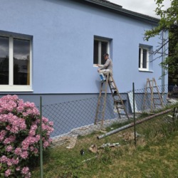EF-Haus - Fassade neu gestrichen mit Vollwärmeschutzrenovierung (blau) mit Mitarbeiter